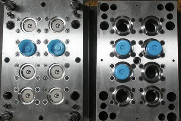 عکس از درب آبی رنگ بطری در دستگاه تولید درب بطری