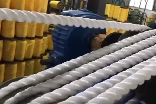 عکس طناب پلاستیکی در خط تولید در  حین کشش