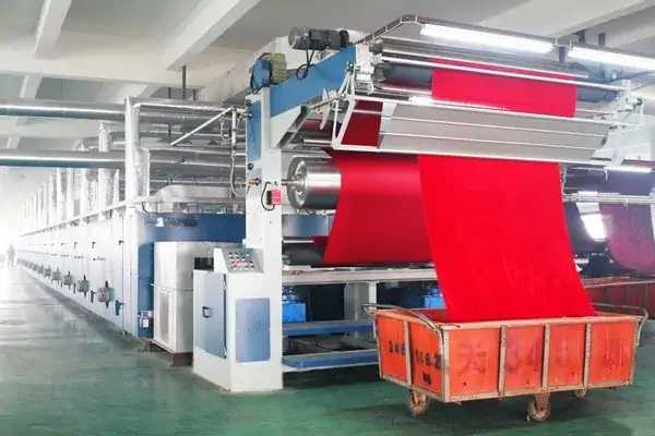عکس دستگاه تولید پارچه قرمز رنگ در پایان فرایند تولید