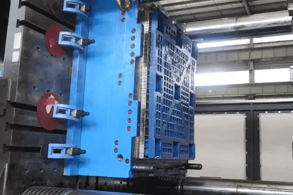 عکس از دستگاه تولید پالت پلاستیکی آبی رنگ
