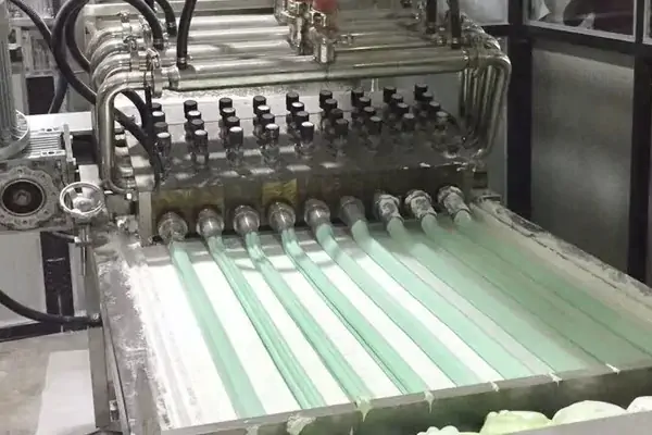 عکس فرایند برش توسط دستگاه تولید صنعتی پشمک