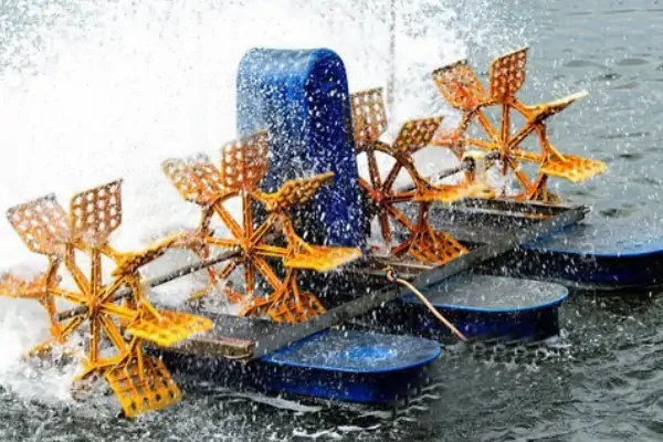 عکس دستگاه هوادهی و اکسیژن ساز استخر ماهی و آبزیان آبی با چهار پره زرد