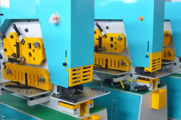 عکسی از فلز کاری با ماشین آلات آبی و زرد رنگ