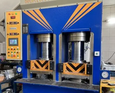 عکس دستگاه پرس هیدرولیک در کارخانه