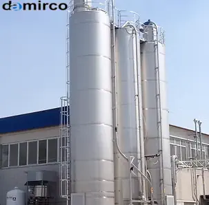 سیلو سیمان فلزی و بتنی در کنار هم برای مقایسه