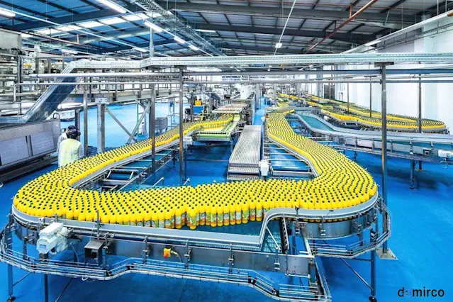 نمایی کلی از خط تولید نوشابه گازدار شامل دستگاه پرکن، درب‌گذار و لیبل‌زن