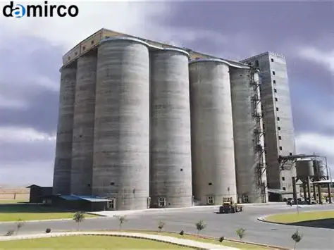 سیلو سیمان اتوماتیک در یک سایت ساختمانی در حال بارگیری کامیون