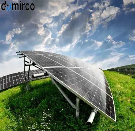 خط تولید پنل خورشیدی با ماشین‌آلات مدرن و کارگران در حال مونتاژ.