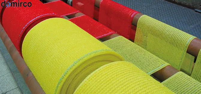 دستگاه تولید توری پلاستیکی در حال کار، نمای نزدیک از توری تولید شده.