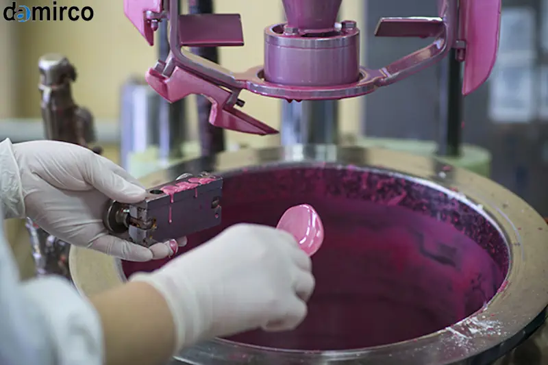 تصویری از مواد اولیه رژ لب با کیفیت بالا شامل موم‌ها، روغن‌ها و رنگدانه‌ها در ظروف شیشه‌ای.