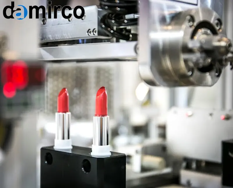 دستگاه پرکن اتوماتیک رژ لب در حال تولید، با تمرکز بر دقت و بهداشت.