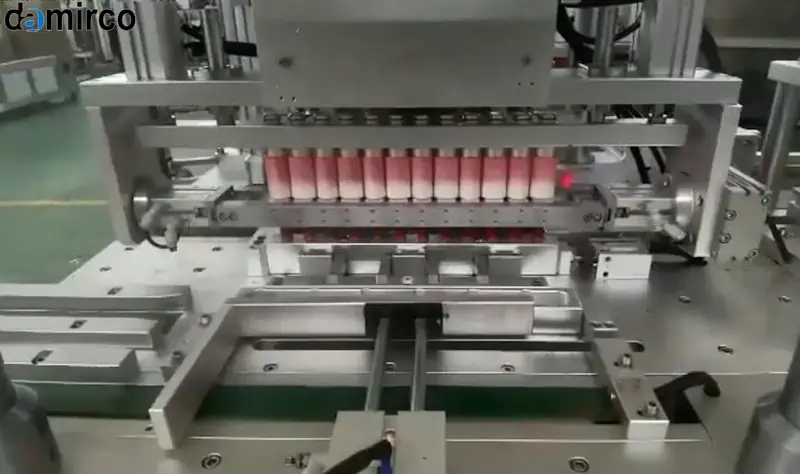 ماشین‌آلات خط تولید رژ لب در حال کار