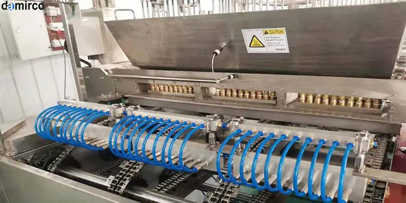 دستگاه تولید پاستیل اتوماتیک صنعتی در حال کار، خط تولید پاستیل تمام اتوماتیک با نورپردازی مناسب در محیط کارخانه.