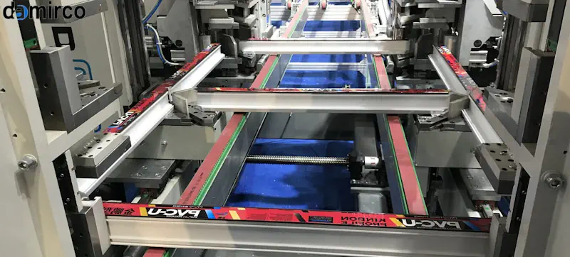 تصویر خط تولید پروفیل UPVC کارکرده در حال اکستروژن پروفیل.