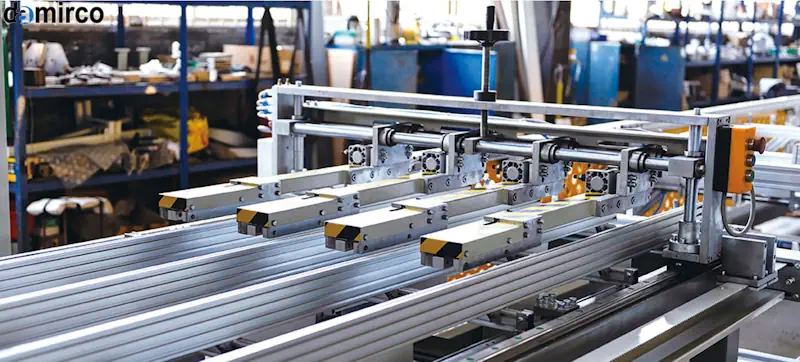 خط تولید پروفیل UPVC در حال کار، شامل اکسترودر، میز کالیبراسیون و سیستم برش.