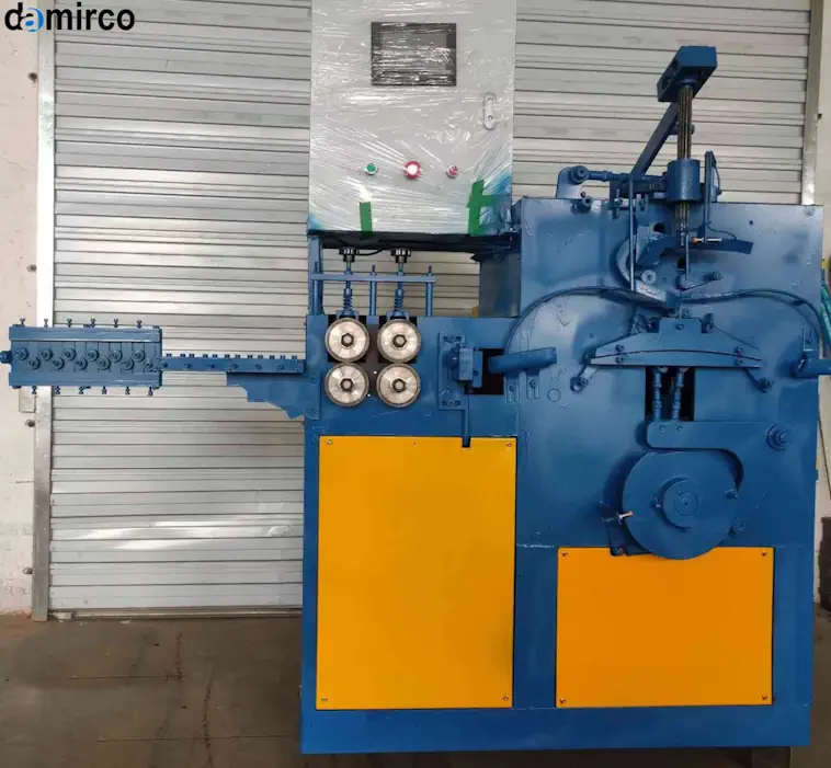 تصویری از خط تولید چوب لباسی در حال کار، شامل دستگاه‌های برش، شکل‌دهی و پرداخت نهایی.