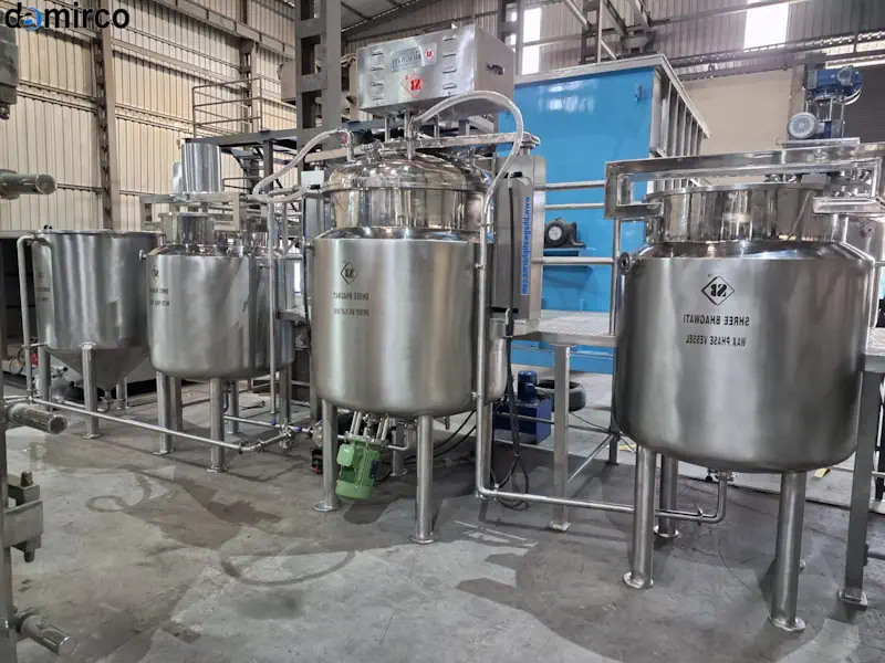 ماشین‌آلات خط تولید صابون مایع در یک کارگاه صنعتی، شامل میکسر، مخازن ذخیره، دستگاه پرکن و بسته‌بندی.