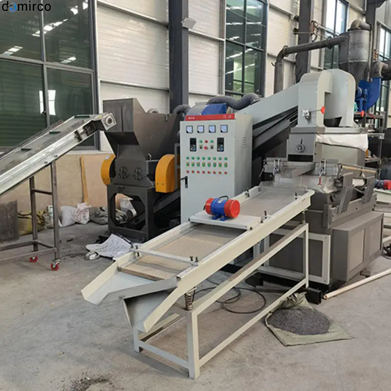 نمای کلی یک دستگاه بازیافت سیم اتوماتیک در حال کار