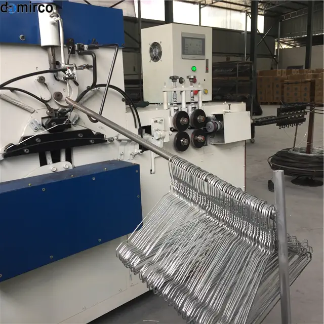 دستگاه تولید آویز لباس تمام‌اتوماتیک در حال کار