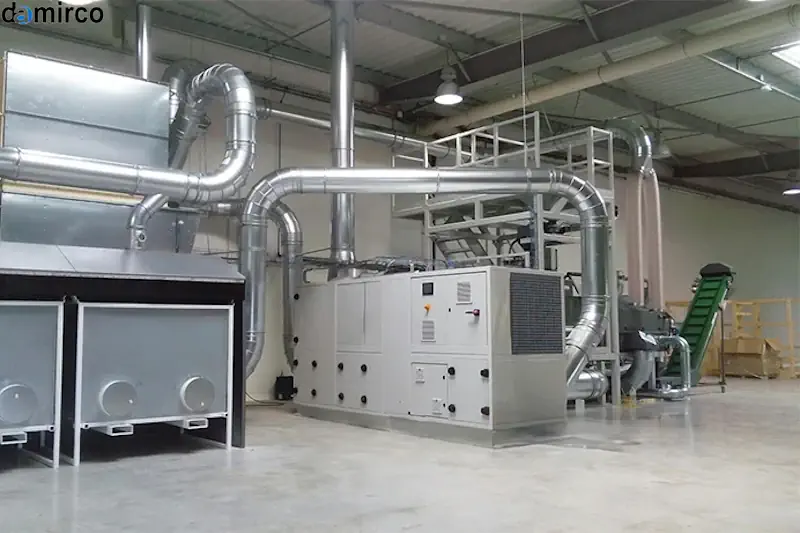 رطوبت گیر صنعتی در حال کار در یک کارخانه.