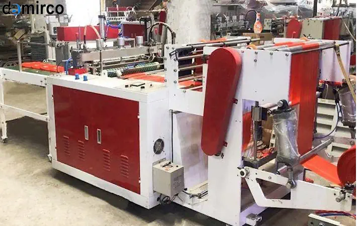 خط تولید صنعتی آویز لباس در کارخانه مدرن با دستگاه‌های پیشرفته و نیروی کار متخصص.