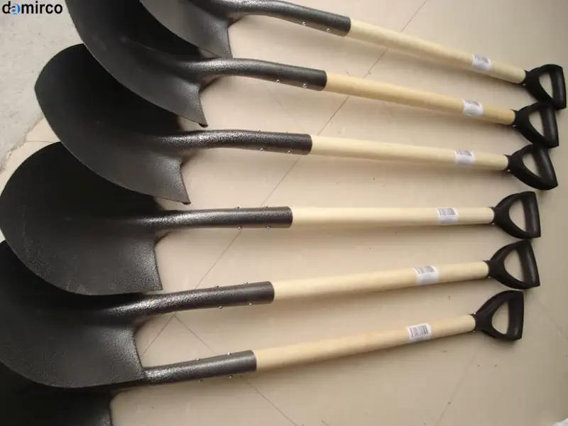 خط تولید بیل دستی در حال فعالیت