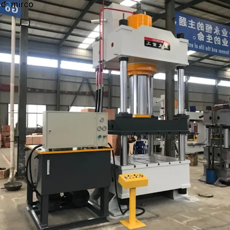 نمای نزدیک از یک دستگاه پرس هیدرولیک در حال شکل‌دهی فلز برای تولید بیل دستی، با تمرکز بر جزئیات مکانیسم پرس و تیغه‌های برش.