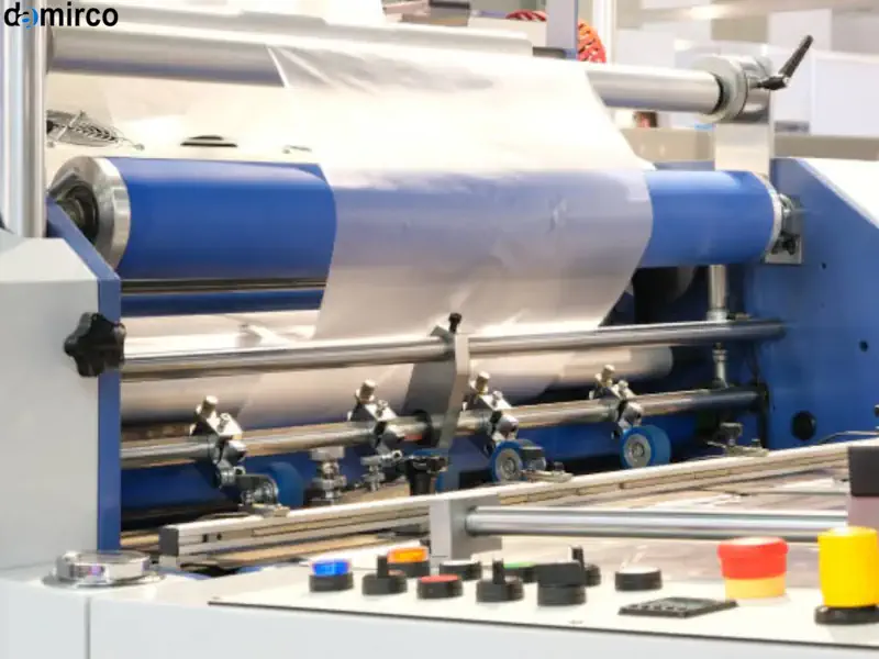 تصویری از دستگاه چاپ فلکسو در حال کار