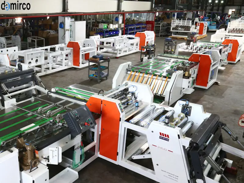 خط تولید گونی اتوماتیک و نیمه‌اتوماتیک در یک کارخانه تولید گونی، در حال کار.