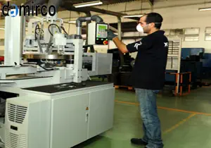 تصویر یک دستگاه پرس هیدرولیک پیشرفته تولید لنت، با نمایش صفحه کنترل دیجیتال و قالب‌های فولادی، در حال آماده‌سازی برای فرآیند پرس‌کاری.