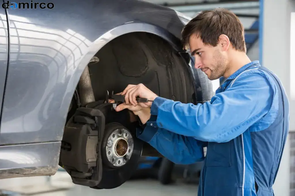 تکنسینی در حال بررسی و سرویس یک دستگاه صنعتی بزرگ در خط تولید، نشان‌دهنده خدمات پس از فروش و گارانتی دمیرکو.