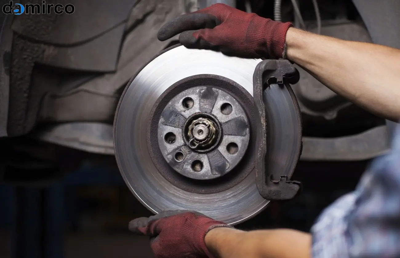 تصویری از یک خط تولید لنت ترمز در حال کار با ماشین‌آلات صنعتی پیشرفته و کارگران متخصص