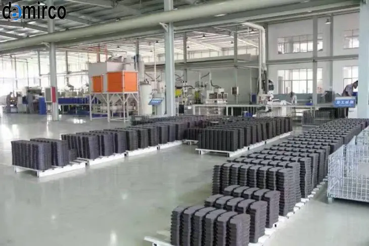 تصویر از مواد اولیه مختلف لنت ترمز، شامل پودرهای فلزی، الیاف و رزین‌ها که در آزمایشگاه برای بررسی کیفیت آماده شده‌اند.