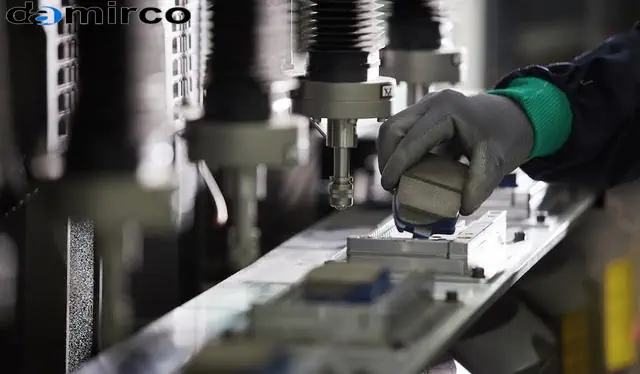 طرح شماتیک یک خط تولید لنت ترمز مدرن با نمایش مراحل مختلف تولید و ماشین‌آلات کلیدی.