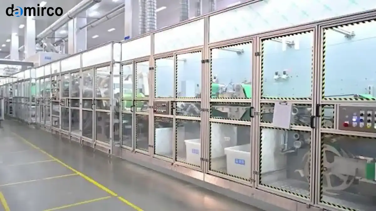 خطوط تولید پوشک: مقایسه ماشین‌آلات نیمه‌اتوماتیک و تمام‌اتوماتیک در یک کارخانه مدرن