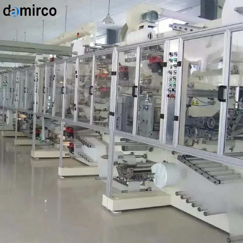 خط تولید پوشک در حال کار، نمای نزدیک بر روی ماشین‌آلات اتوماتیک با رول‌های بزرگ مواد اولیه.