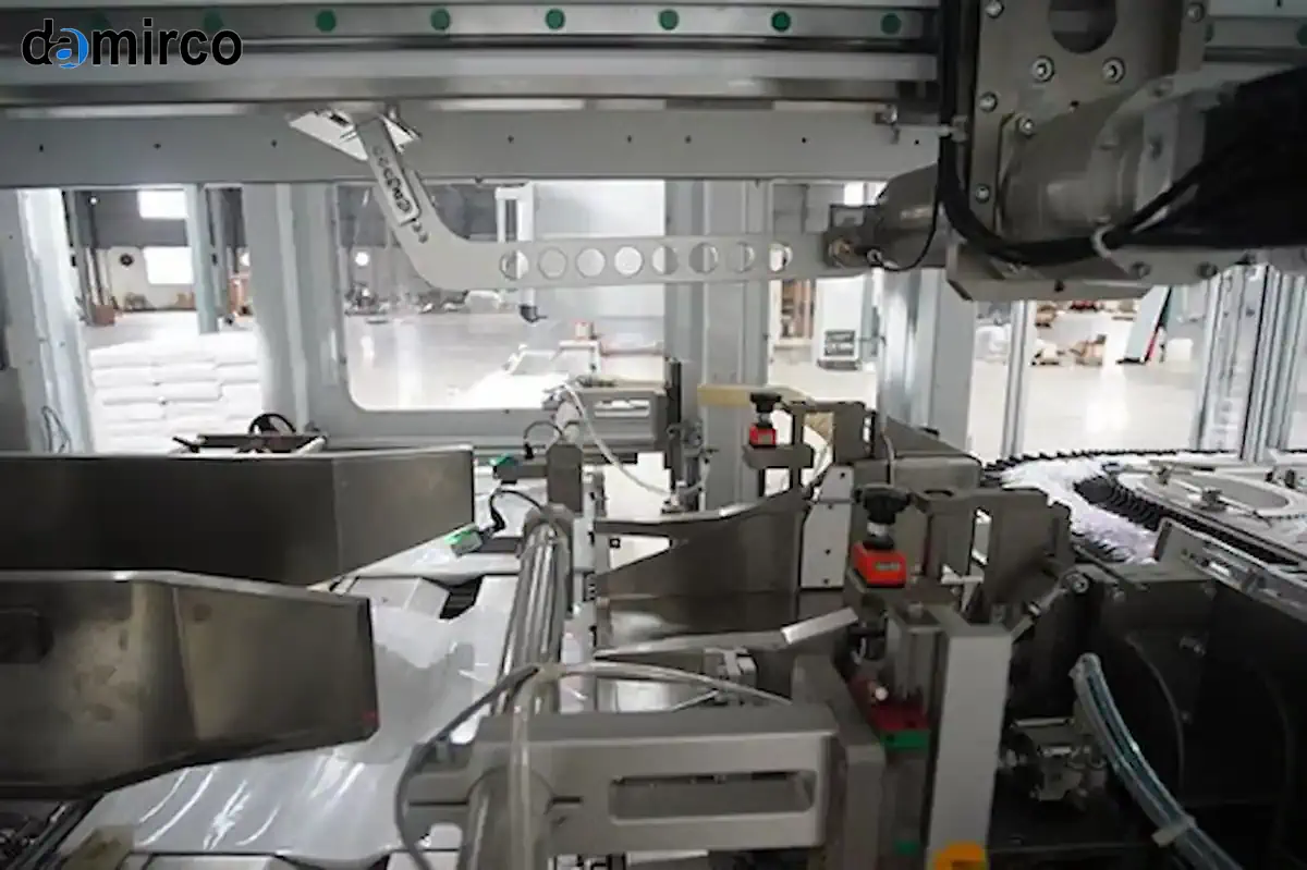 تصویر خط تولید مدرن پوشک در حال کار با بسته‌بندی‌های متعدد محصول نهایی.