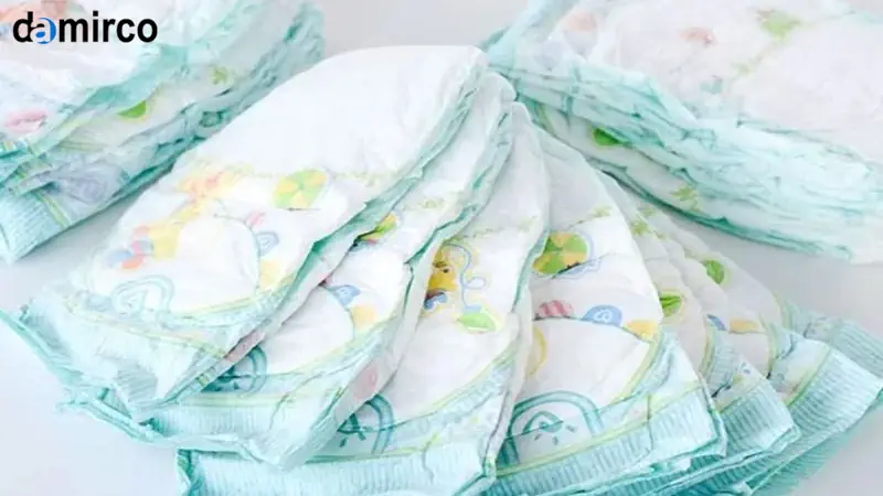 مواد اولیه پوشک بچه شامل تیشو، پلی‌اتیلن، SAP و ADL در یک فضای صنعتی