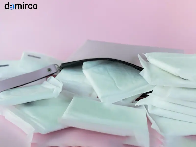 دستگاه نوار بهداشتی تمام‌اتوماتیک در حال تولید محصول با سرعت بالا در محیط کارخانه مدرن.