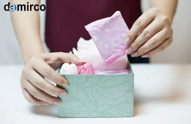 خط تولید نوار بهداشتی در یک کارخانه مدرن با ماشین‌آلات پیشرفته و کارگران در حال نظارت