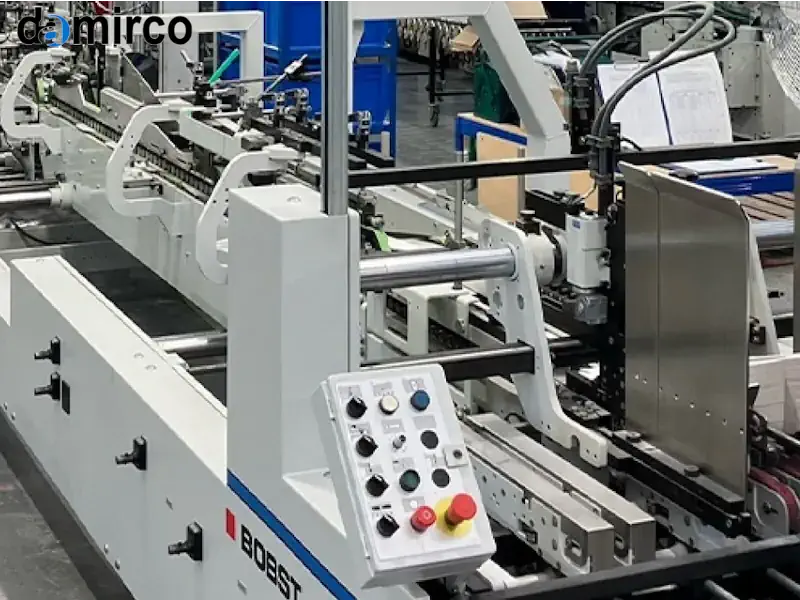 دستگاه تولید نوار بهداشتی در حال کار با تکنسین‌های فنی در حال سرویس‌دهی و بررسی.