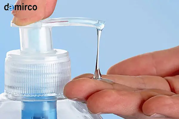 تصویر شماتیک خط تولید صابون مایع در مقیاس کوچک شامل میکسر، مخزن، دستگاه پرکن و درب‌بند.