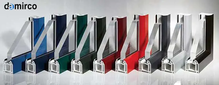 نمای کلی خط تولید پروفیل درب و پنجره UPVC شامل اکسترودر، کالیبراتور، وان خنک‌کننده و کشنده.