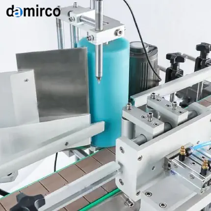 دستگاه لیبل زن چندطرفه در حال لیبل‌گذاری بطری‌های شش‌ضلعی با دقت بالا.