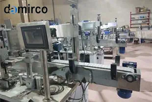 دستگاه لیبل زن اتوماتیک در خط تولید مواد غذایی