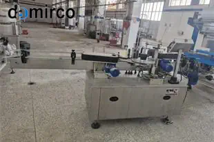 تصویر نزدیک از دستگاه لیبل زن پشت چسب دار در حال کار با نمایش مشکل چروک شدن لیبل