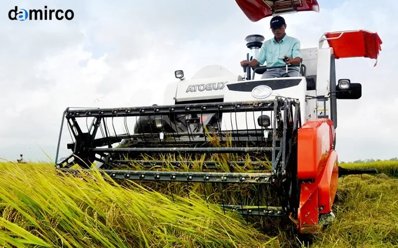 عکس کمباین در کنار مزرعه