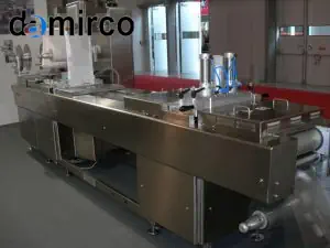 یک دستگاه ترموفرمینگ دست دوم در حال تولید ظروف پلاستیکی یکبار مصرف