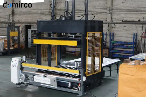 یک دستگاه پاشش فوم پلی اورتان دست دوم در یک محیط صنعتی