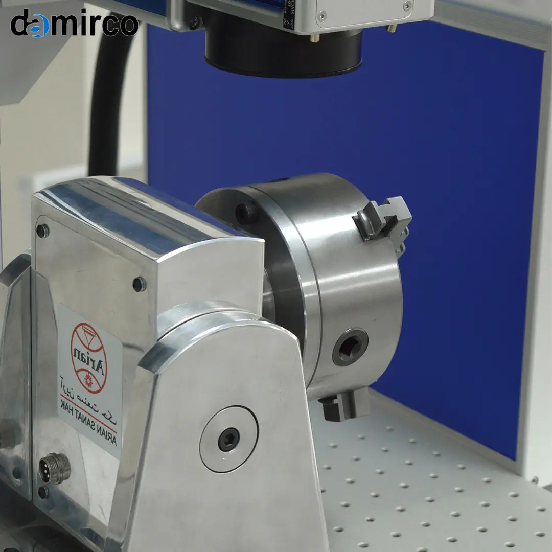 دستگاه حکاکی لیزری فلزات در حال کار بر روی یک قطعه فلزی صنعتی با دقت بالا